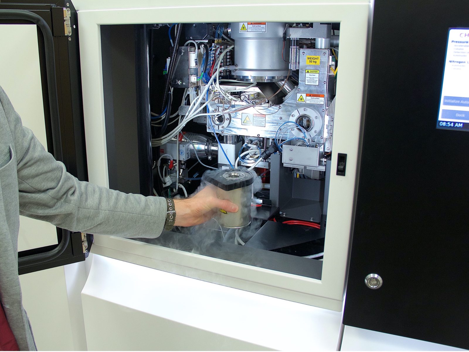 Loading a sample cassette into a cryo instrument
